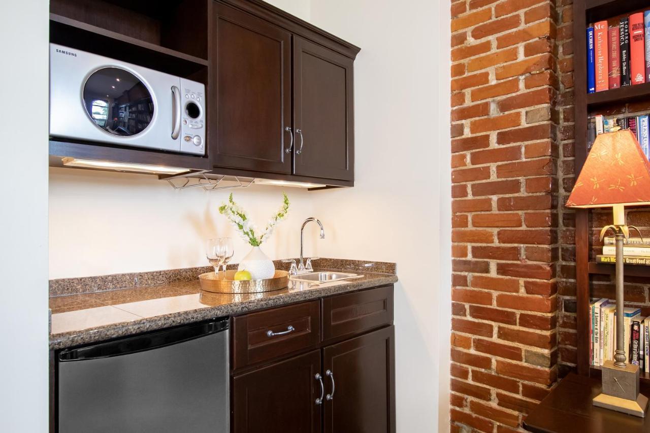 Retro Suites Hotel Chatham-Kent Esterno foto